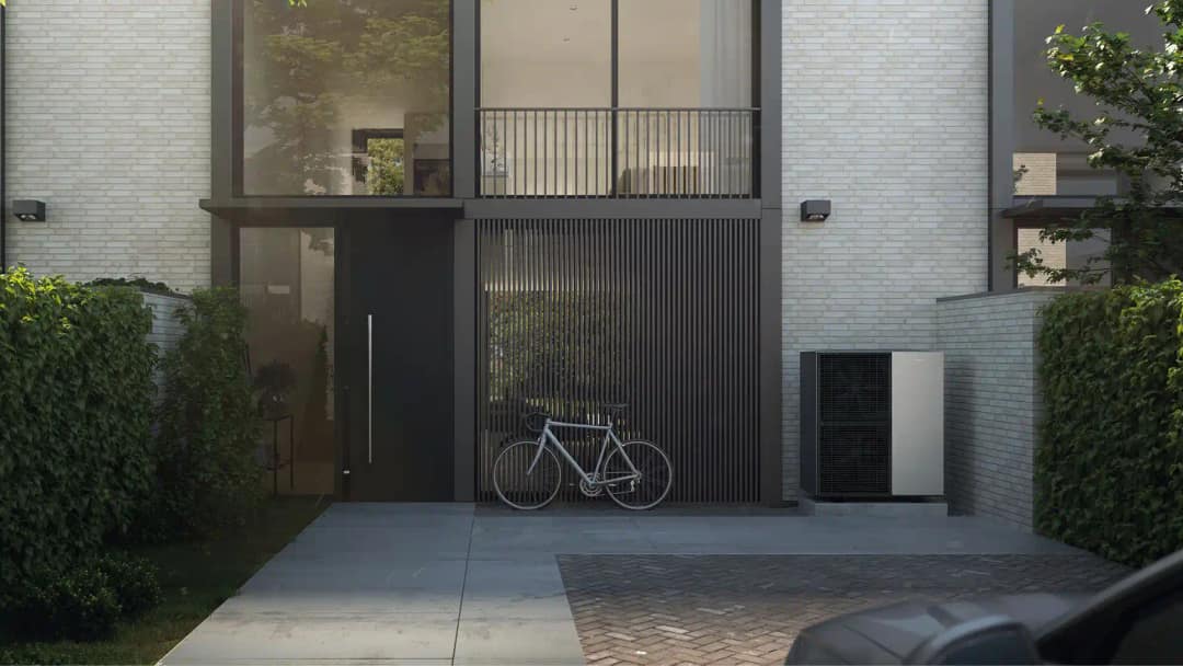 Unité extérieure de pompe à chaleur air-eau Viessmann Vitocal 150-A devant une maison