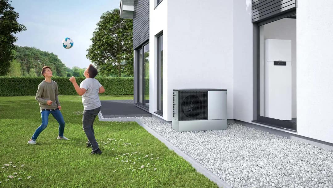 Pompe à chaleur air-eau Viessmann installée le long d’une maison, unité extérieure sur gravier