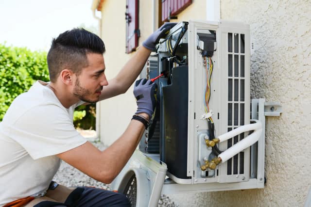 Climatisation qui sent mauvais : causes et solutions