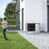 Deux enfants jouant dans le jardin à côté de la Pompe à Chaleur Air/Eau Split Vitocal 222-S