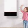 Petite fille qui se mesure à côté de la Chaudière VIESSMAN Gaz à Condensation Vitodens 200-W