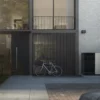 Photo de l'unité extérieure devant une maison de la Pompe à Chaleur Air/Eau Monobloc Vitocal 150-A