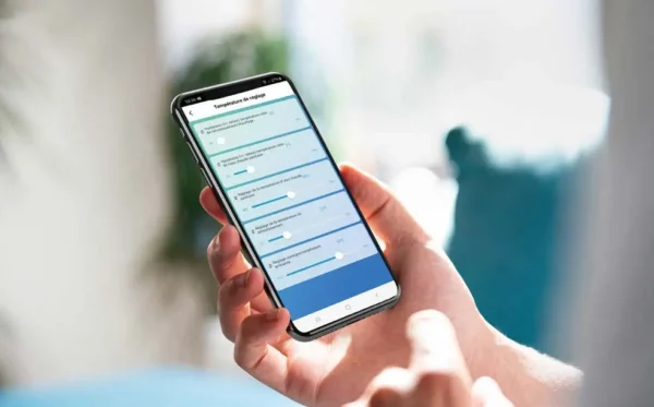 Homme sur son téléphone qui contrôle l'application Pompe à Chaleur EASYPELL